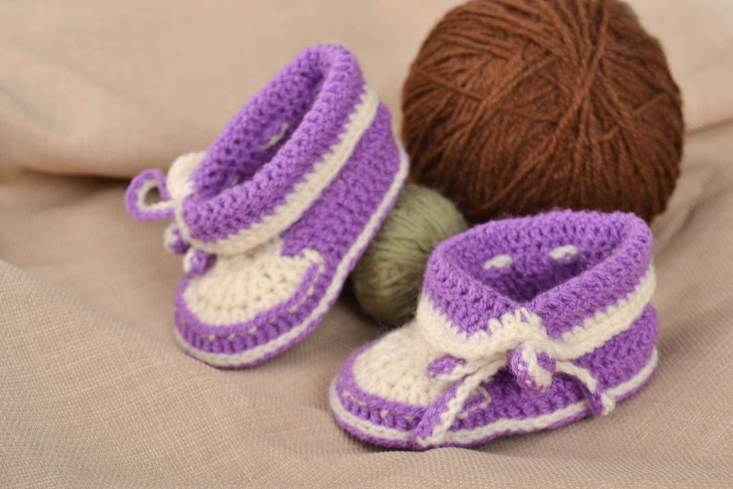 Chaussons bébé fait main en mi-laine au crochet blanc-mauve Chaussures bébé photo 1