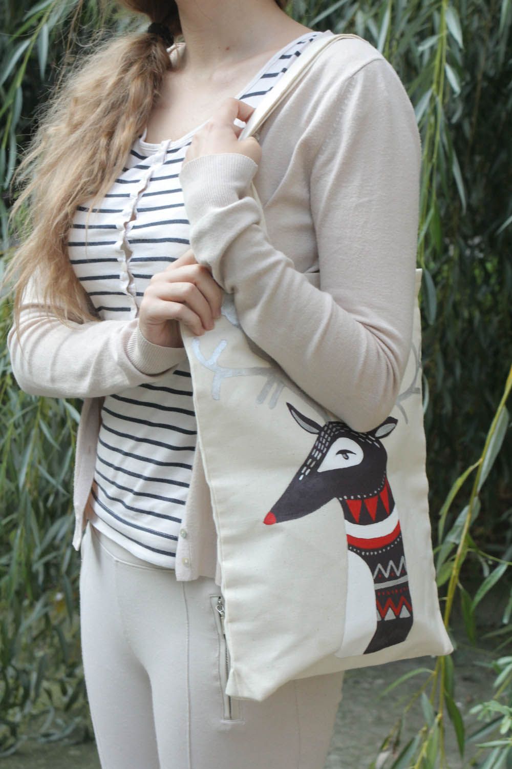 Mala de pano artesanal com um desenho bolsa branca de mulher feita à mão de tecido foto 3