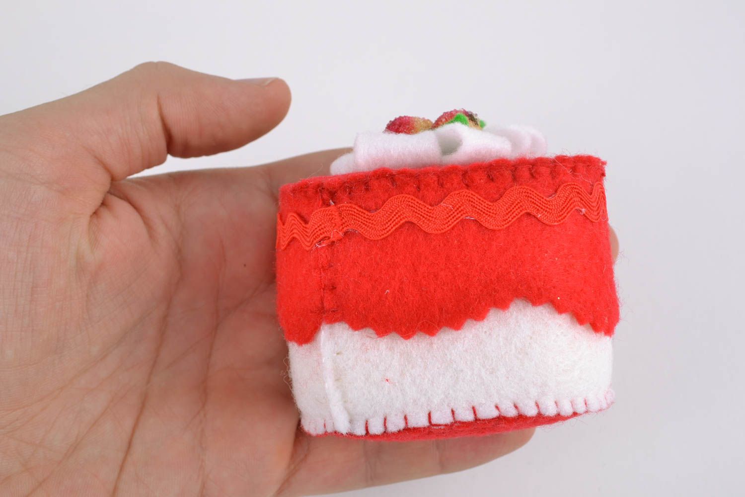Pique-aiguilles en tissu gâteau rouge blanc fait main accessoire en feutre photo 3