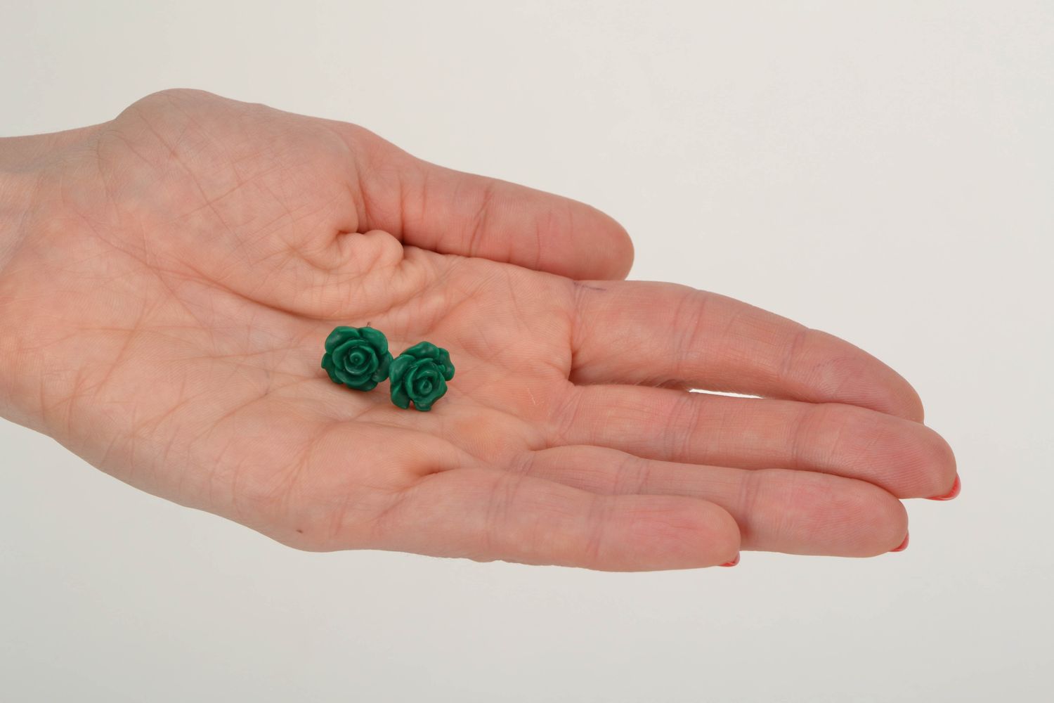Серьги-гвоздики из полимерной глины в виде зеленых роз фото 2