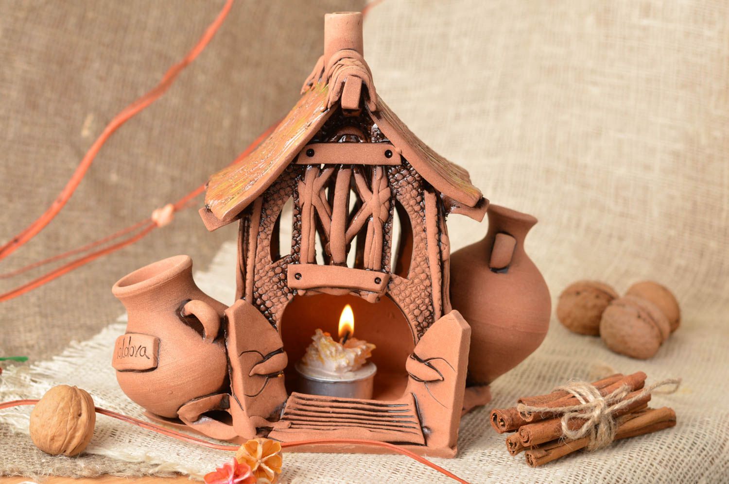 Candelero de cerámica decorativo hecho a mano para una vela casita foto 1