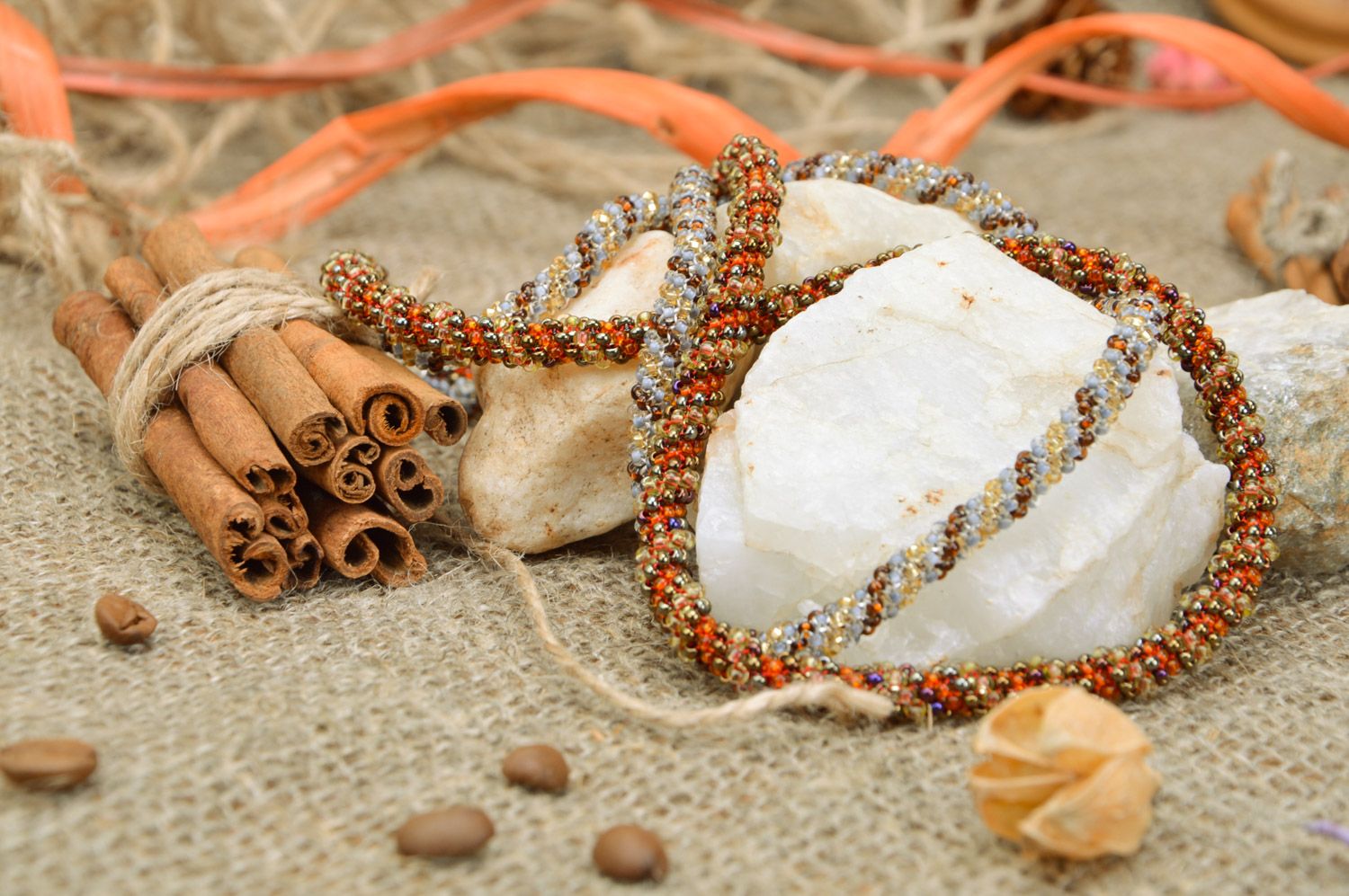 Collier spirale en perles de rocaille tressé bijou de créateur teintes de jaune photo 1