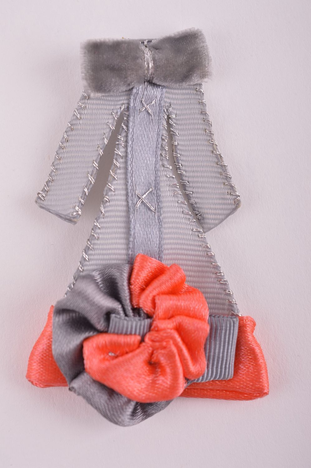 Broche textile Bijou fait main gris satin rubans Accessoire femme design photo 3