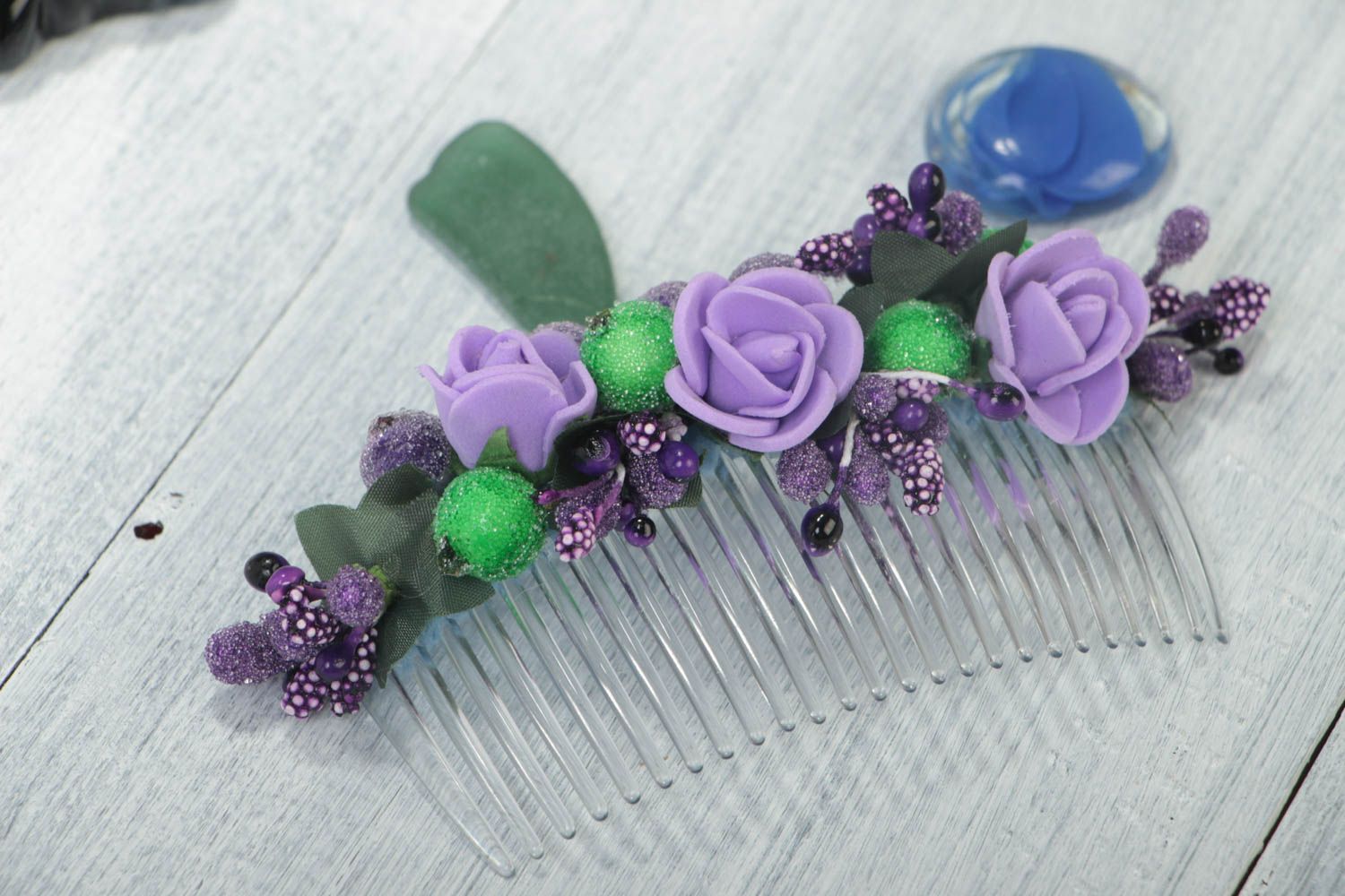 Peigne à cheveux plastique avec roses violettes en foamiran fait main original photo 1