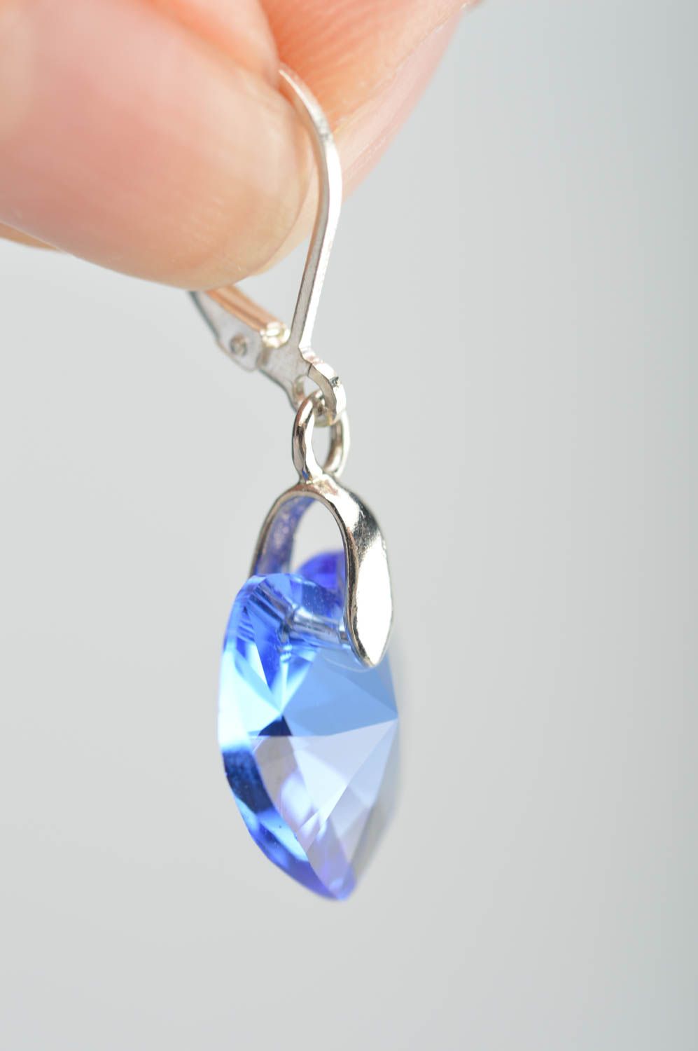 Серьги с кристаллами в виде сердечек голубые красивые небольшие ручной работы фото 3