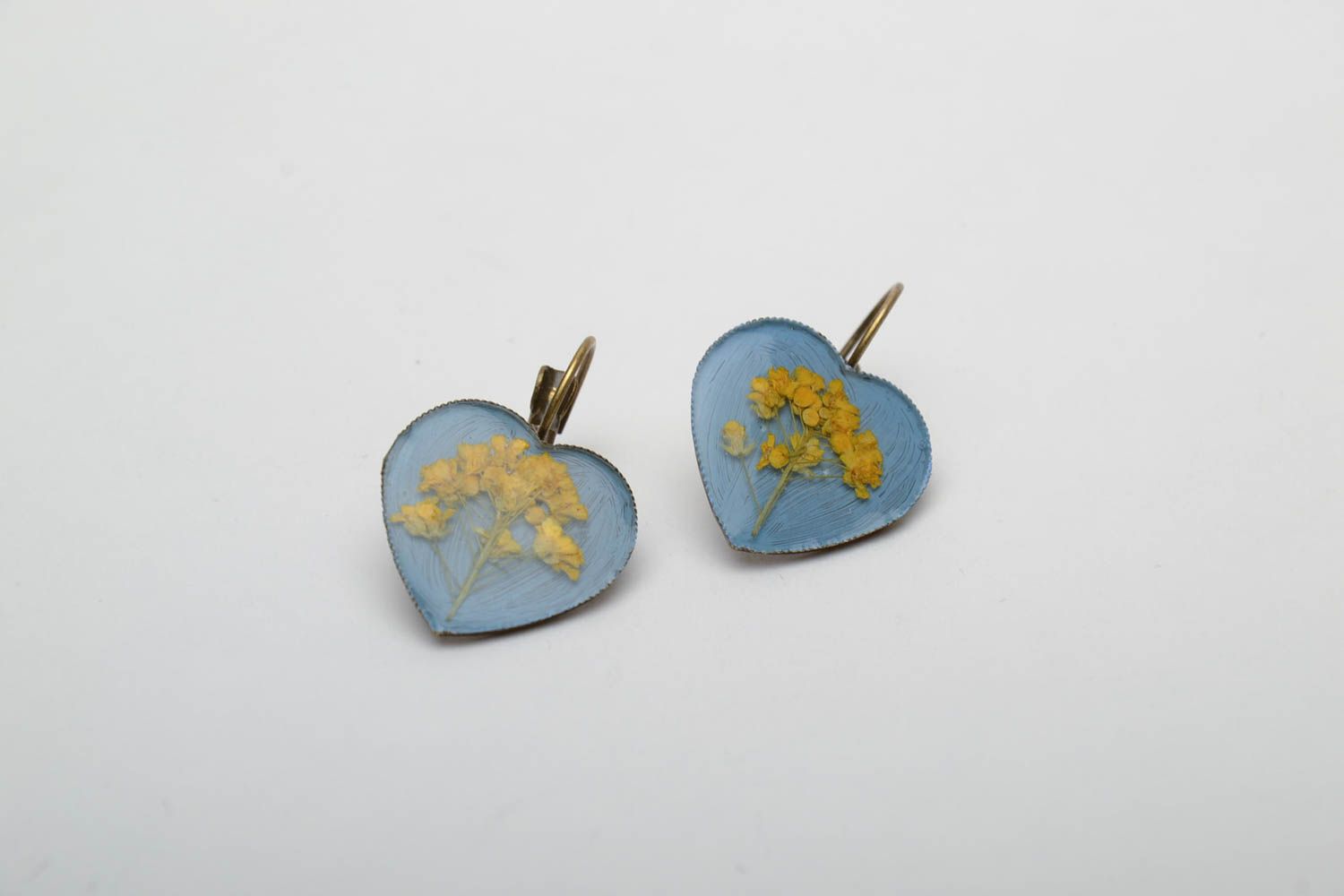 Heart-shaped earrings with natural flowers in epoxy resin photo 3