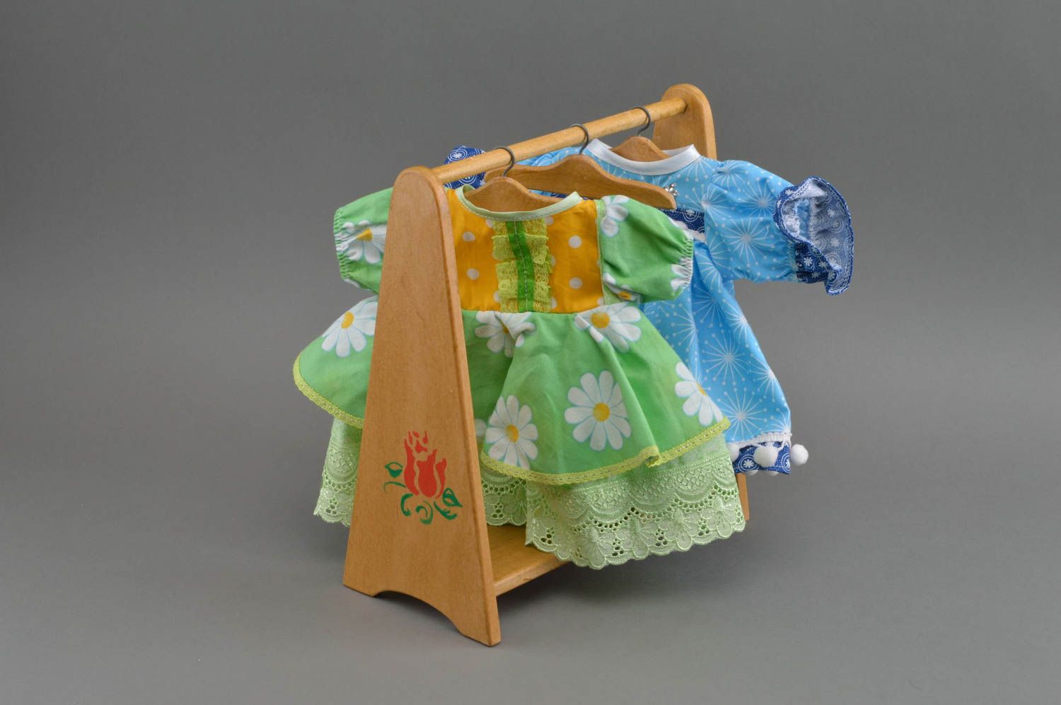 Кукольная стойка для одежды из дерева декоративная с вешалками ручной работы фото 1