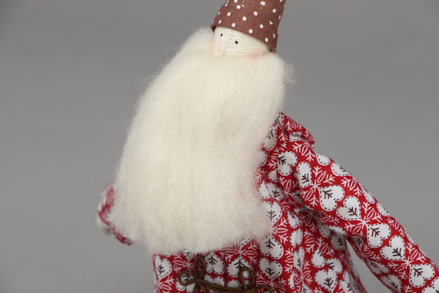 Kuschelige Puppe Santa mit Geschenk foto 2