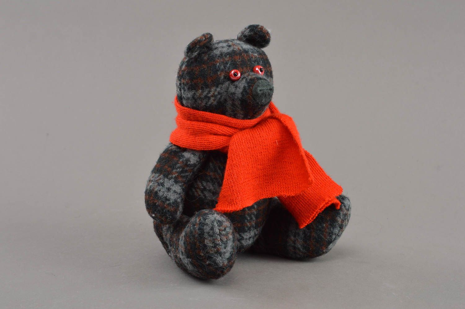 Peluche ours gris à carreax en mi-laine avec écharpe rouge fait main petit photo 2