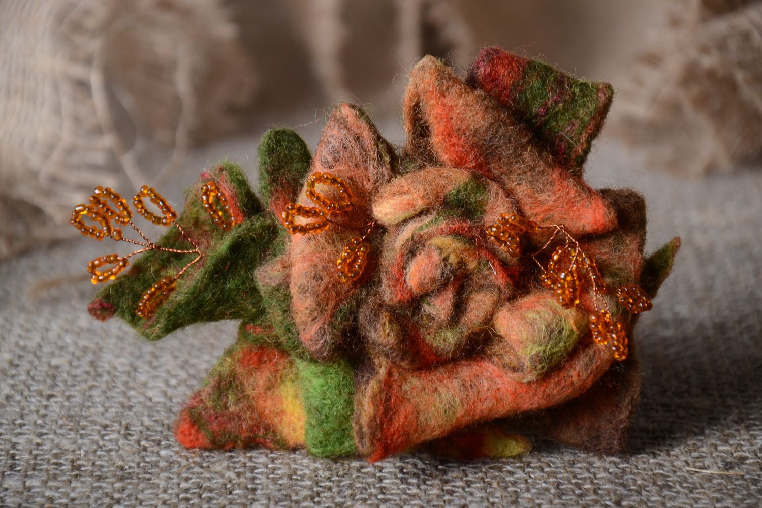 Handmade Blume Brosche aus Wolle Accessoire für Frauen Designer Schmuck braun foto 1