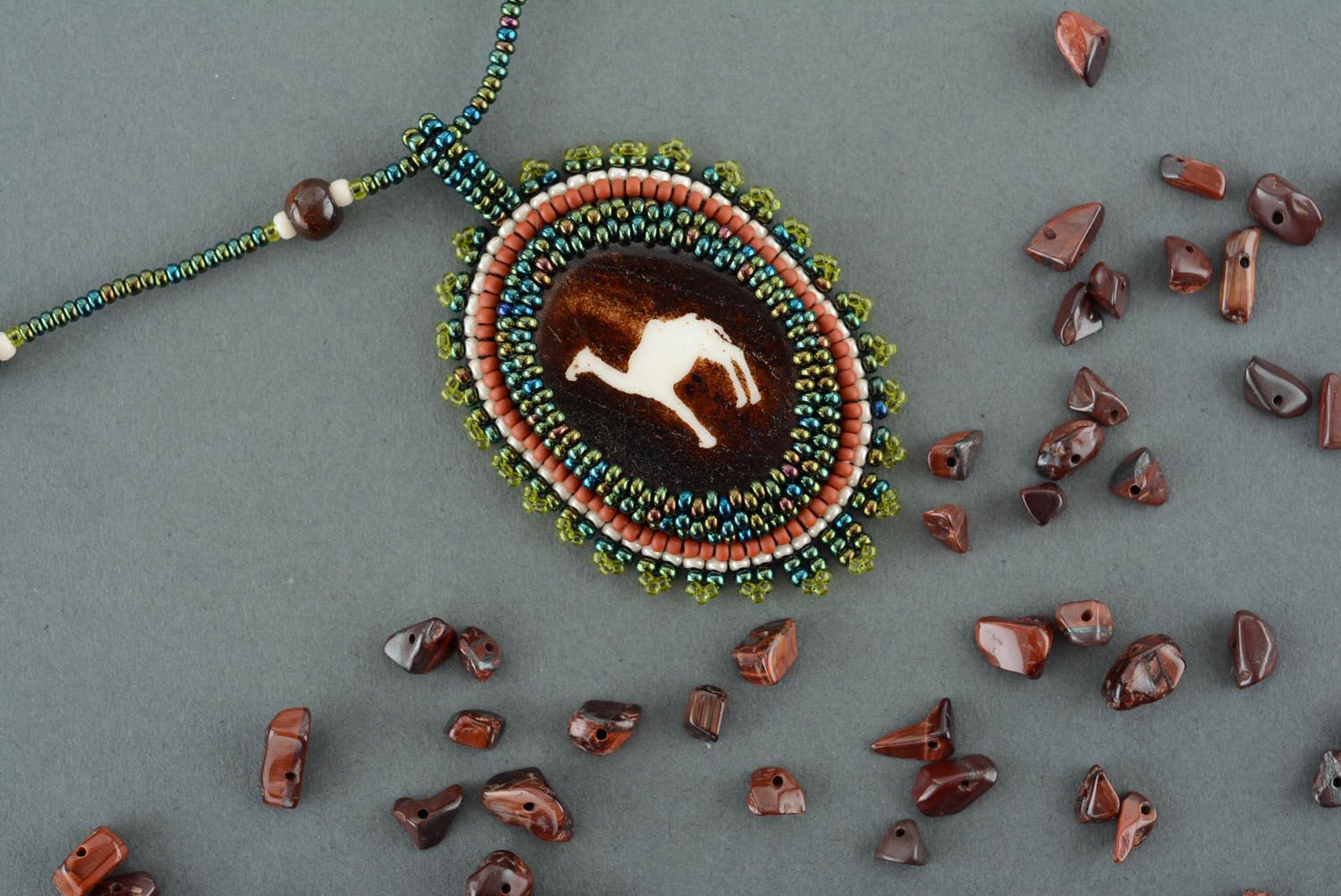Collar artesanal de abalorios Camello foto 3