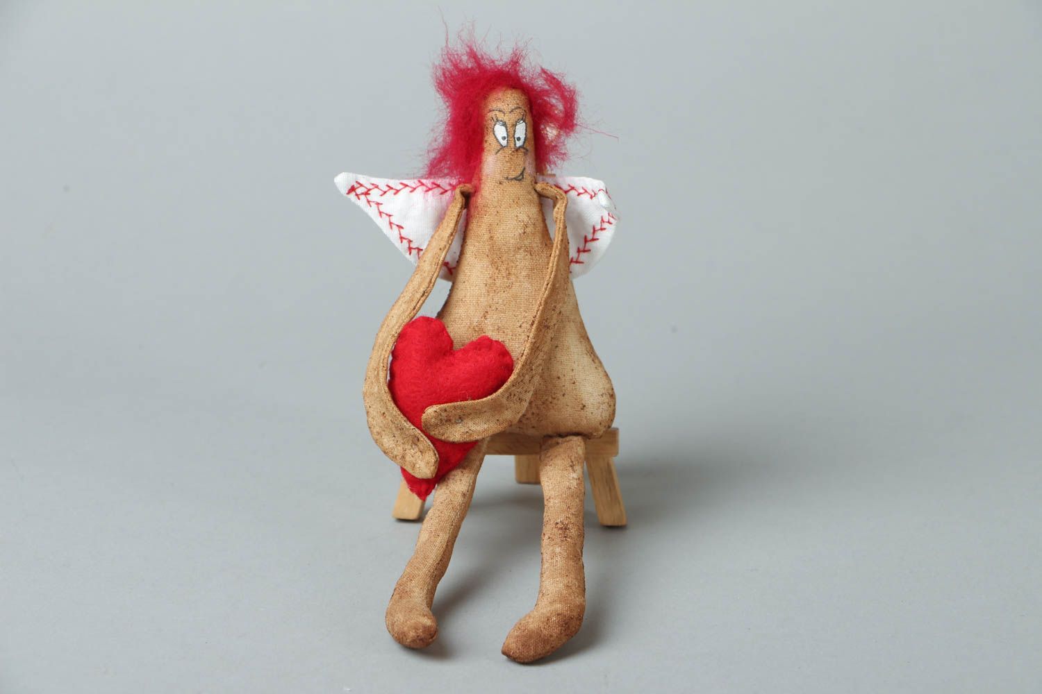 Künstlerische Puppe aus Textil Engel mit Herzen foto 1