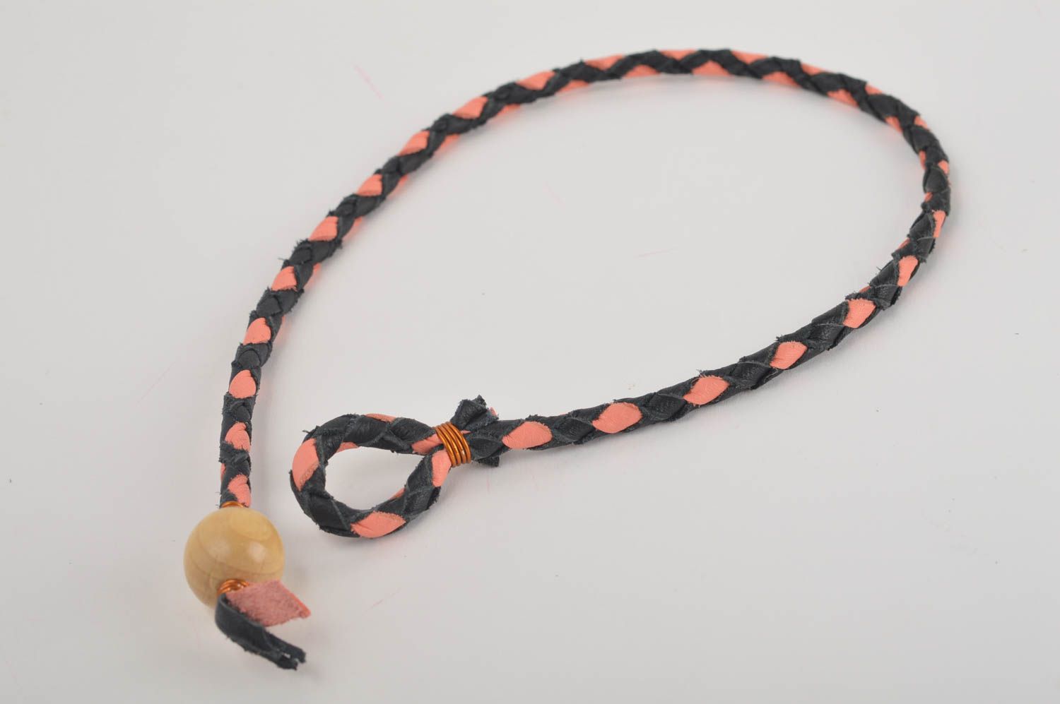 Bracelet cuir Bijou fait main noir rose avec perle en bois Accessoire femme photo 3