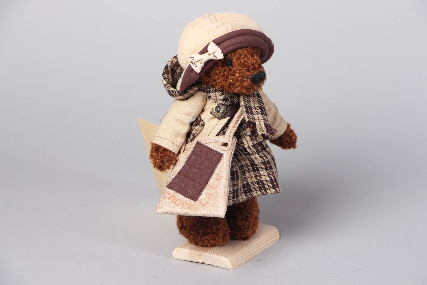 Handgemachtes Textil Kuscheltier auf Ständer Bär aus Wolle Baumwollstoff und Leder foto 1
