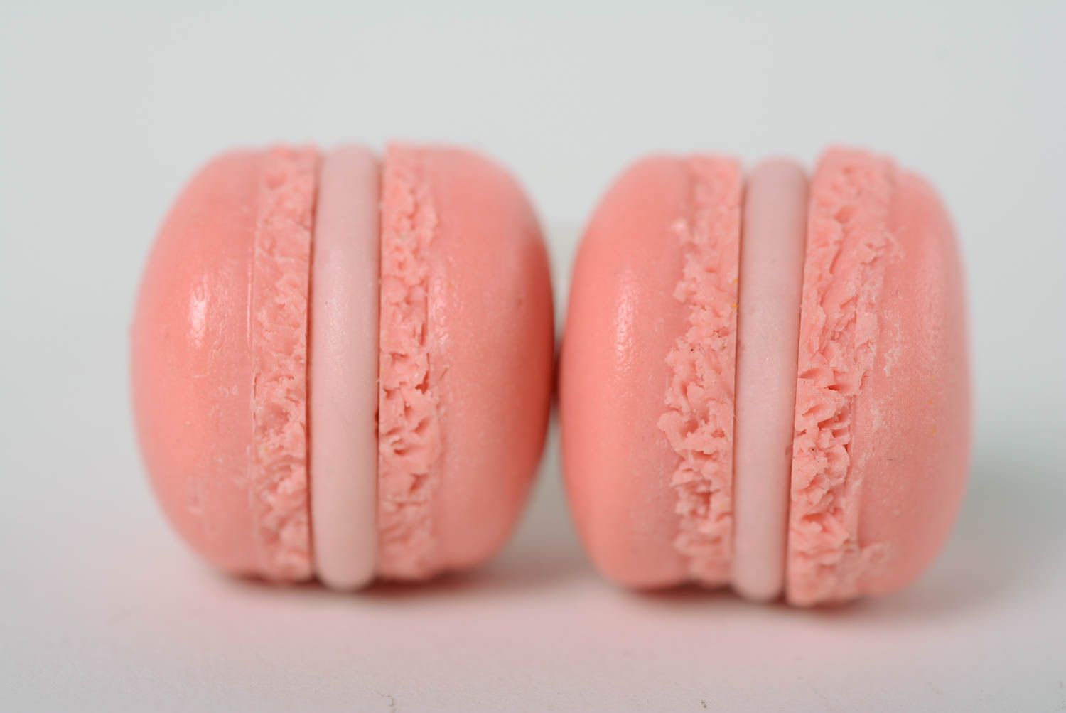 Серьги из полимерной глины в виде розовых макарунов ручной работы длинные фото 2