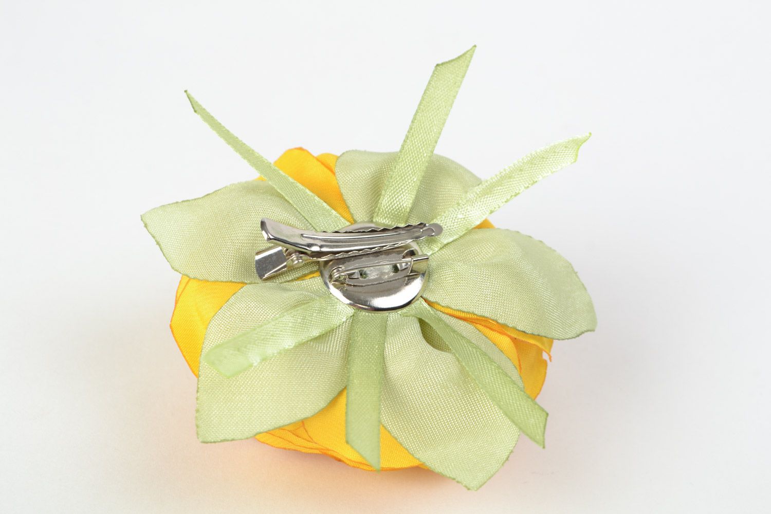 Текстильная брошь заколка из атласа ручной работы желтая в виде розы нарядная фото 4