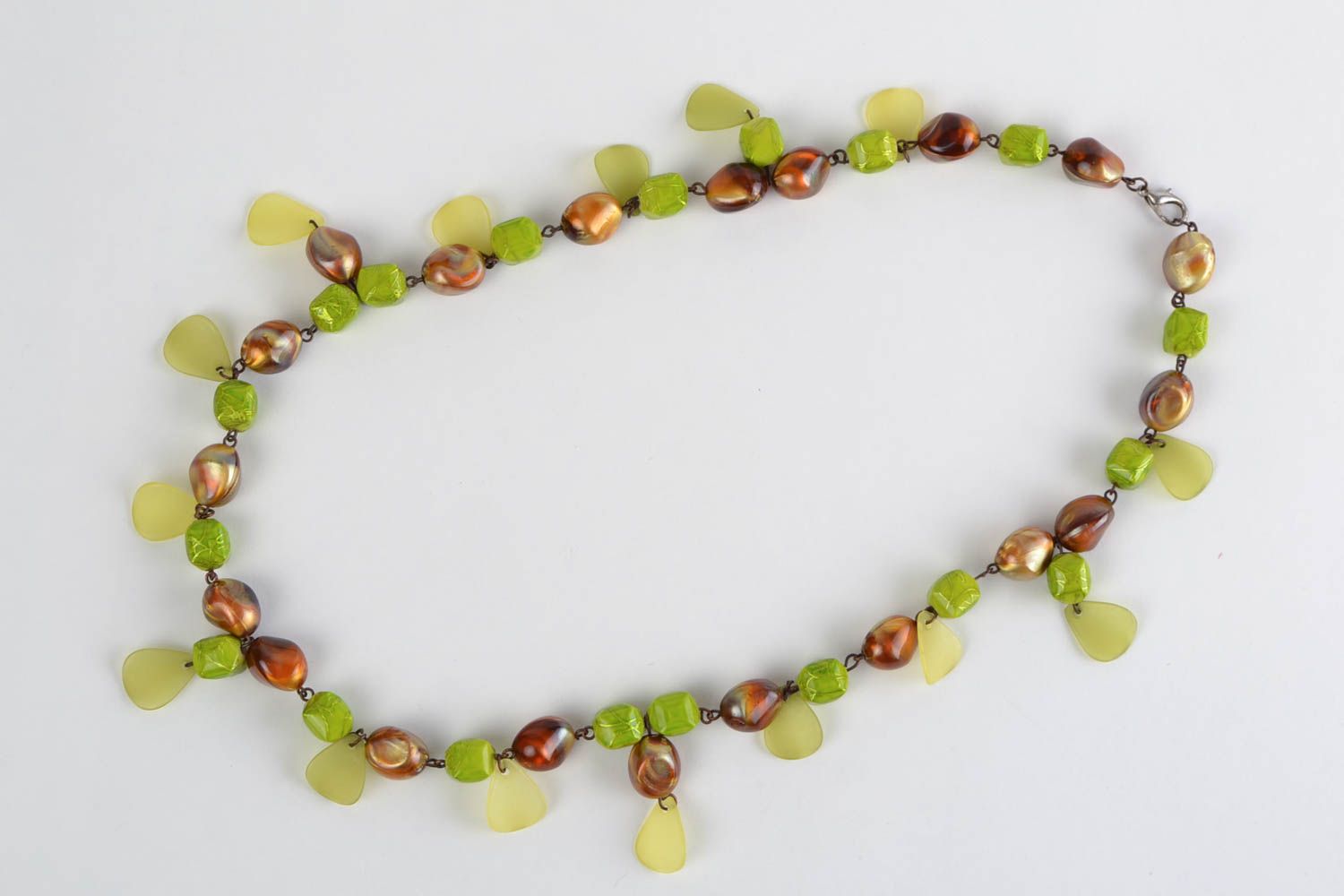 Collier fait main design original en perles acryliques vertes et brunes photo 3