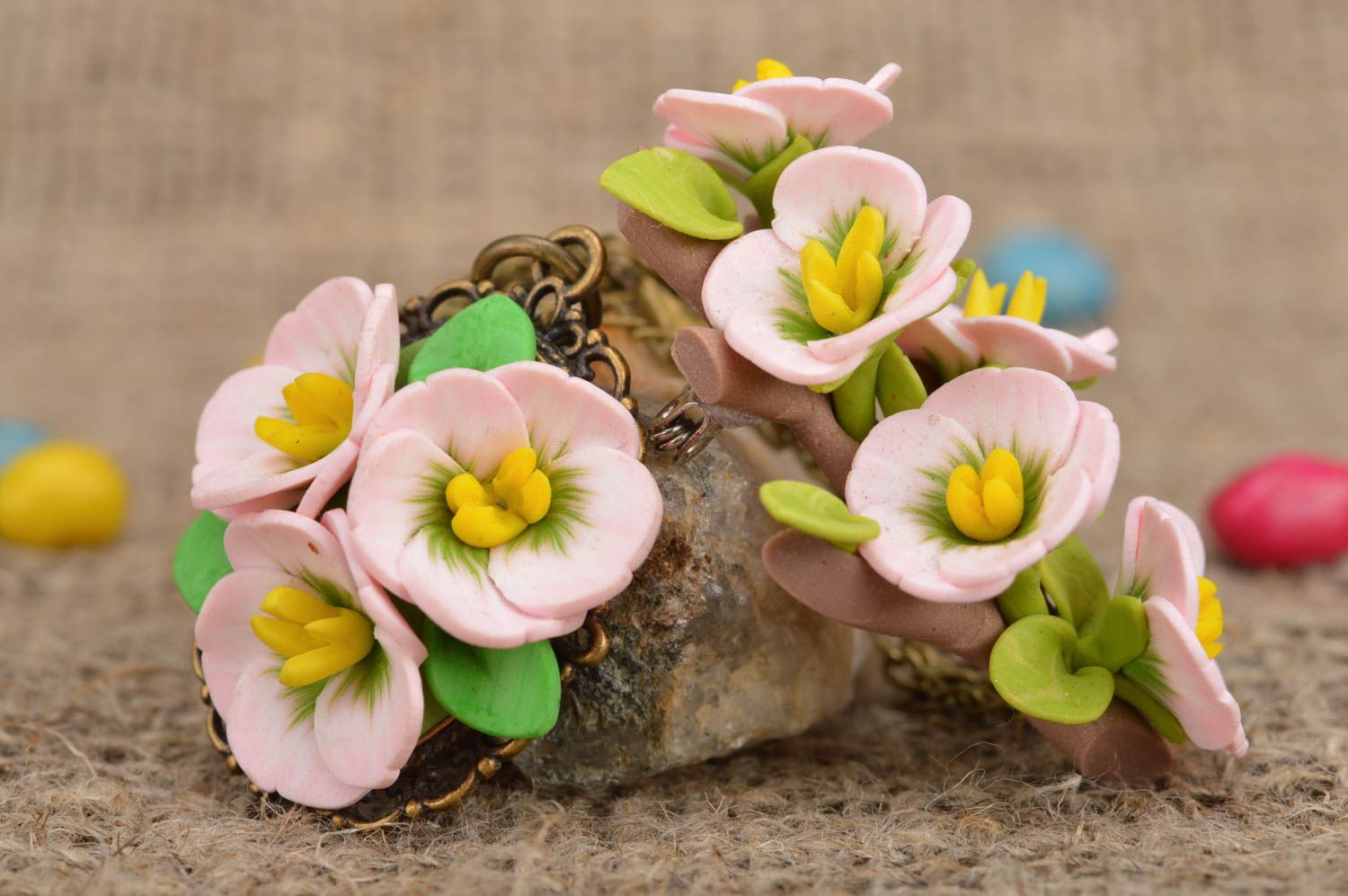Ensemble de bijoux en pâte polymère fait main broche et pendentif en fleurs photo 1