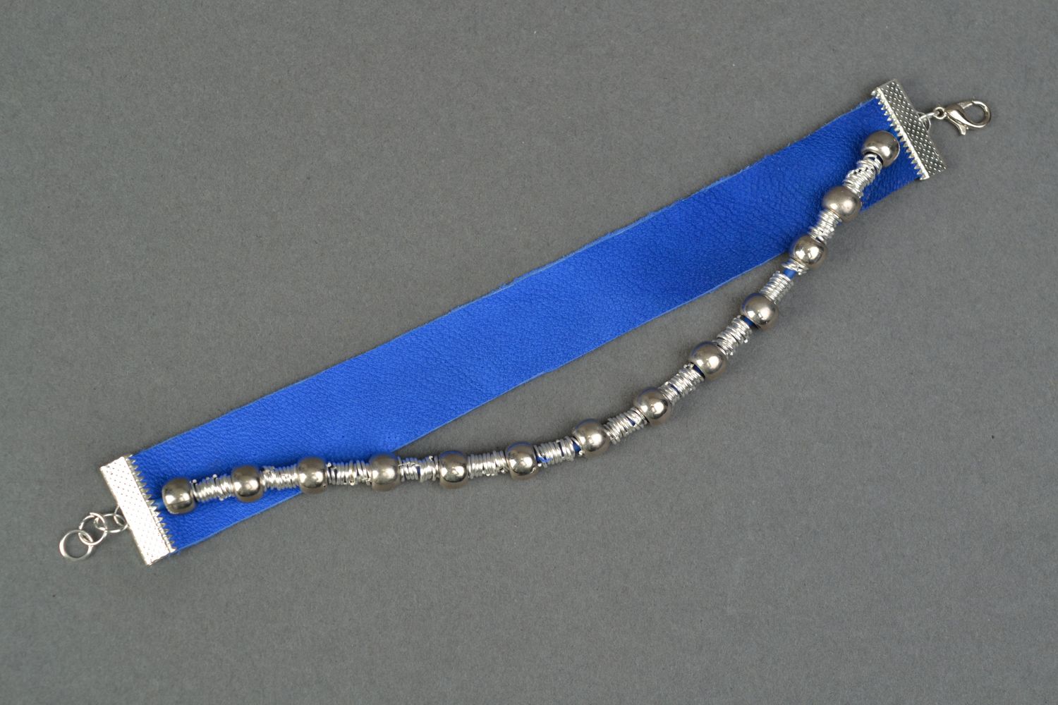 Bracelet en cuir naturel bleu avec chaînette  photo 3