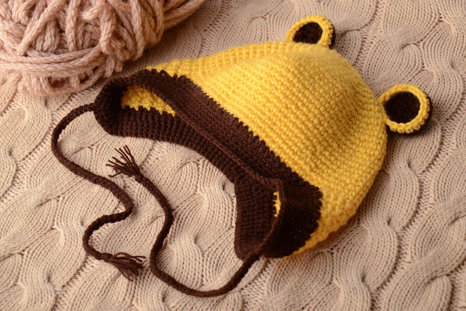Bonnet tricoté à la main original pour enfant fait main jaune avec oreilles photo 1