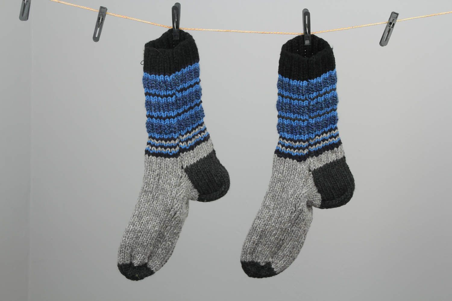 Meias mornas tricotadas de fios de lã e de mescla de lã para proteger os pés do frio foto 1