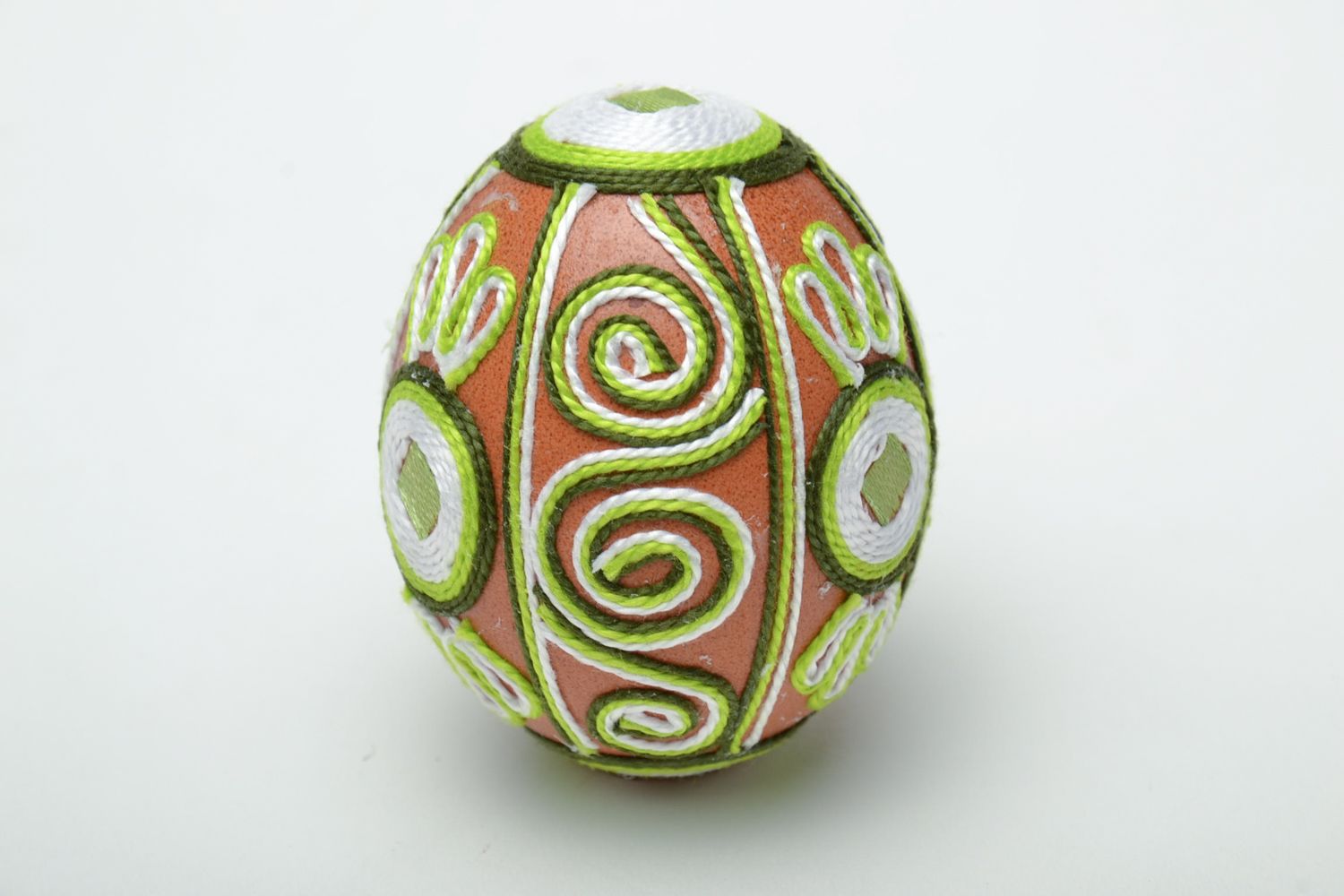 Oeuf de Pâques fait main décoratif entouré de fils de soie vert original photo 3