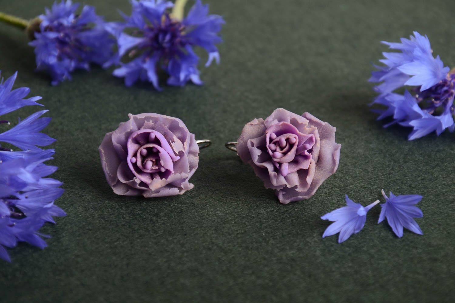 Pendientes con flores morados de arcilla polimérica originales artesanales foto 1