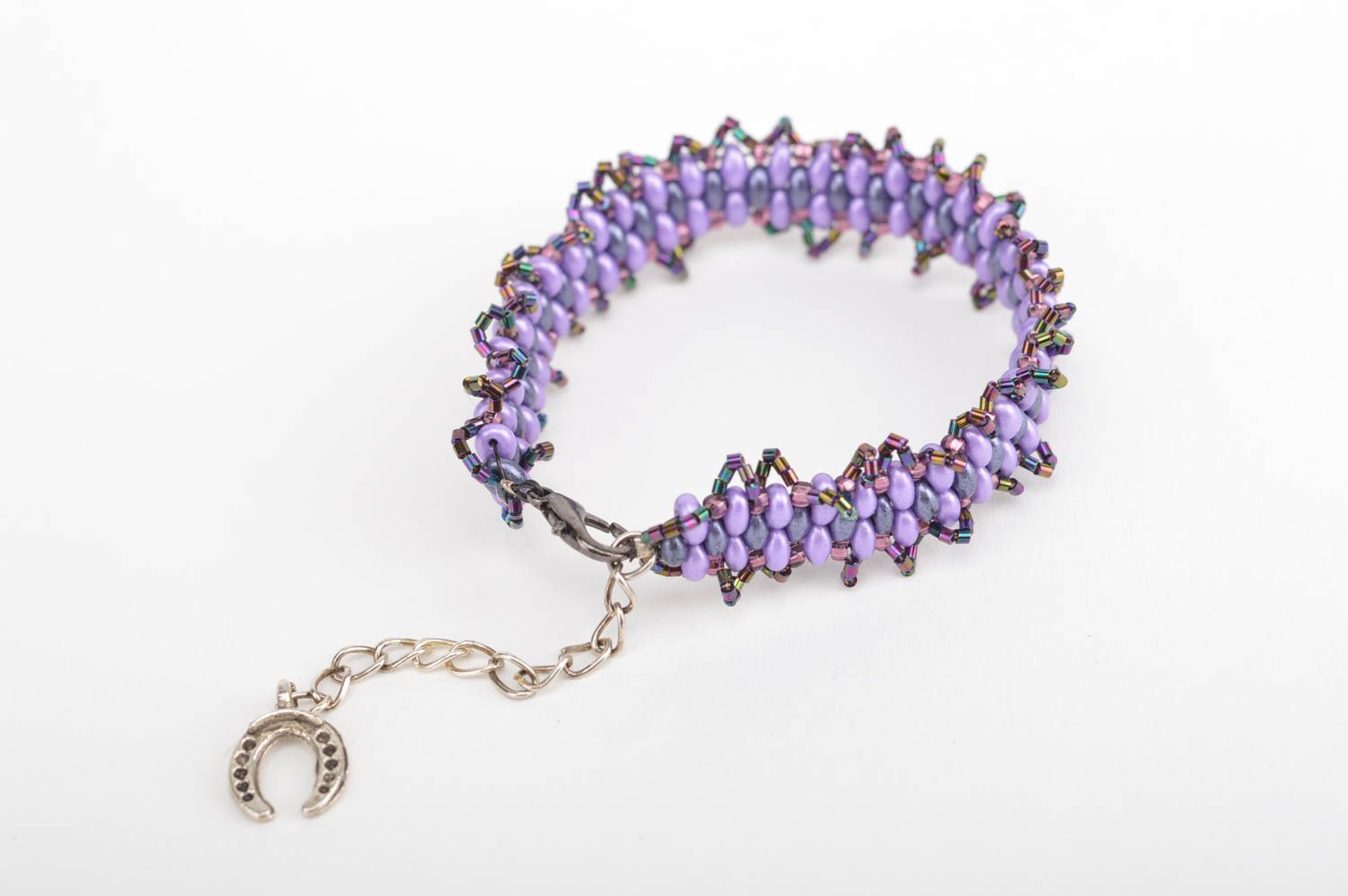 Красивый браслет плетеный из бусин фиолетового цвета украшение ручной работы фото 4