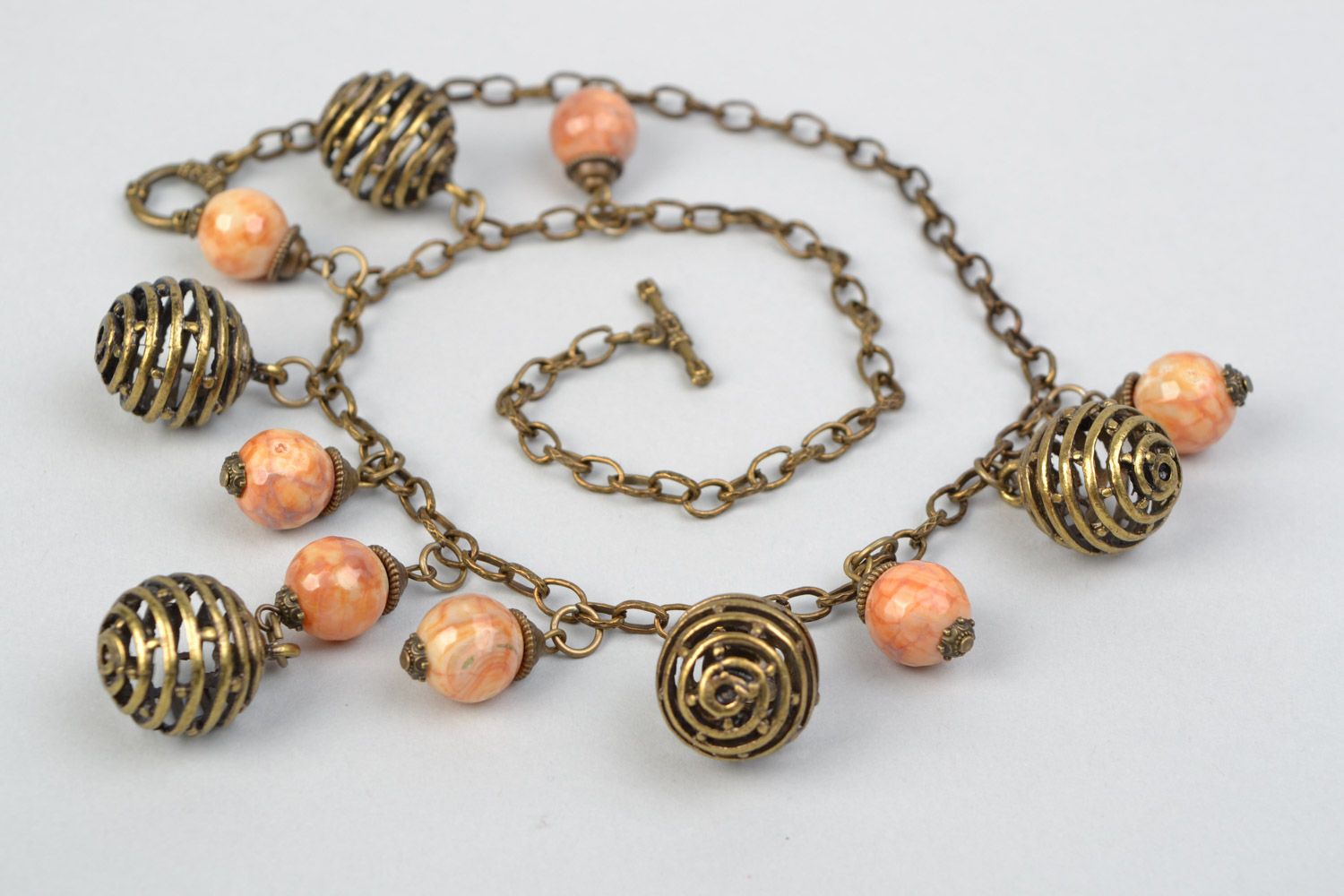 Künstlerische handgemachte Halskette mit Achat und bronzefarbigen Metallperlen foto 4