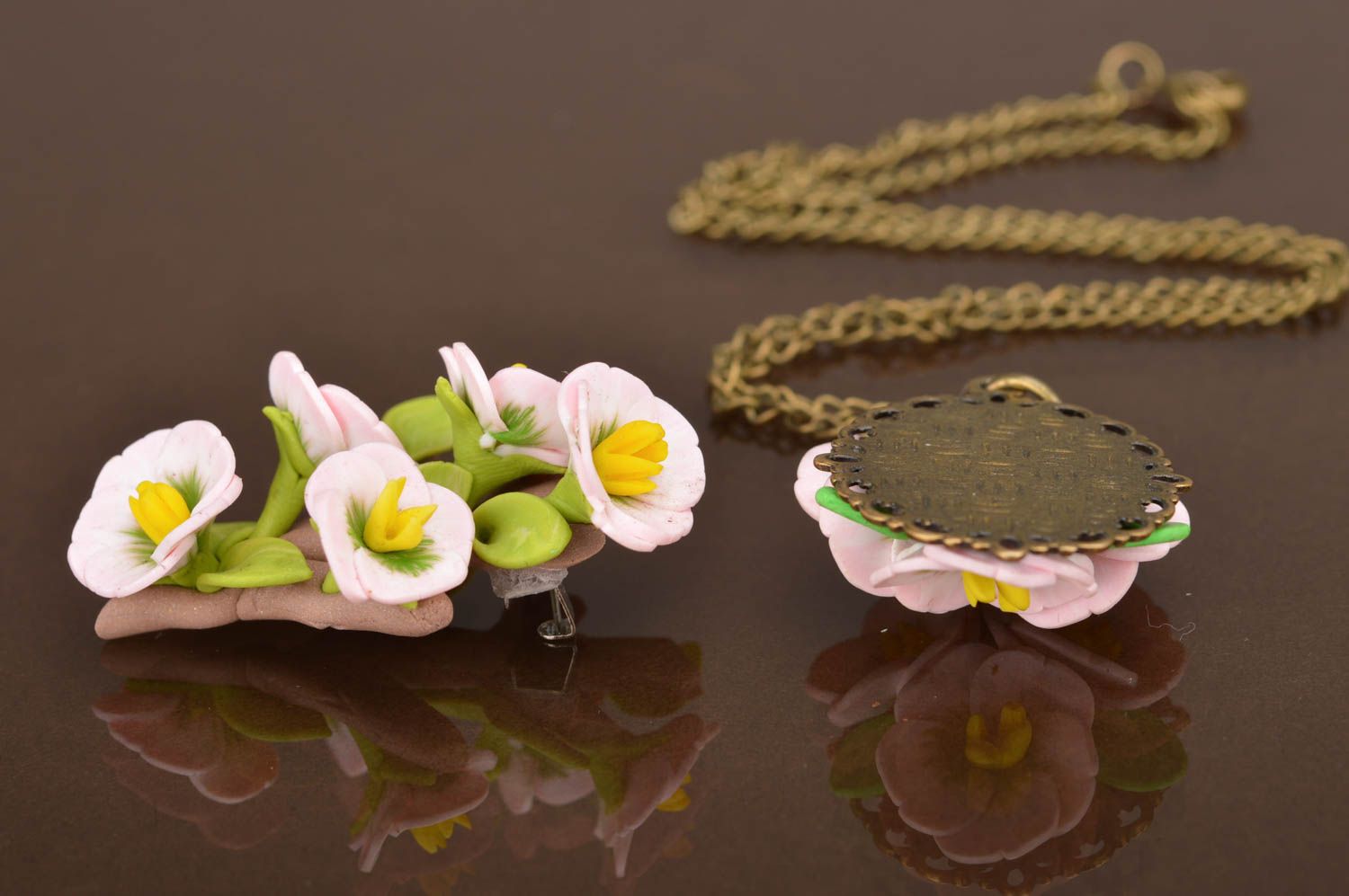 Ensemble de bijoux en pâte polymère fait main broche et pendentif en fleurs photo 2