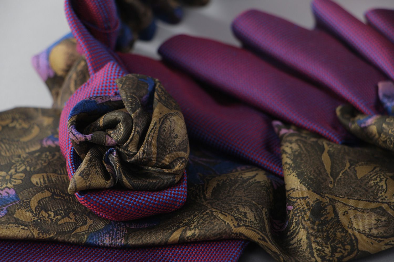 Accessoire insolite pour femme col en tissu réalisé de cravates gris violet photo 4