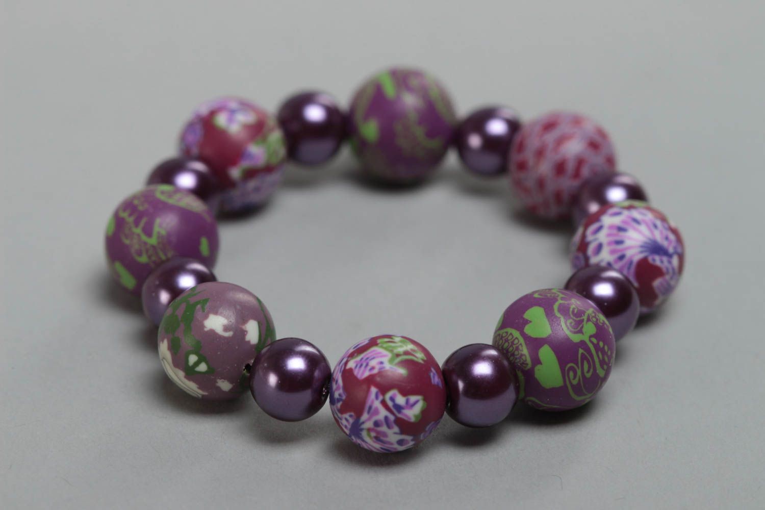 Bracelet en pâte polymère et perles de fantaisie violet fait main pour enfant photo 2
