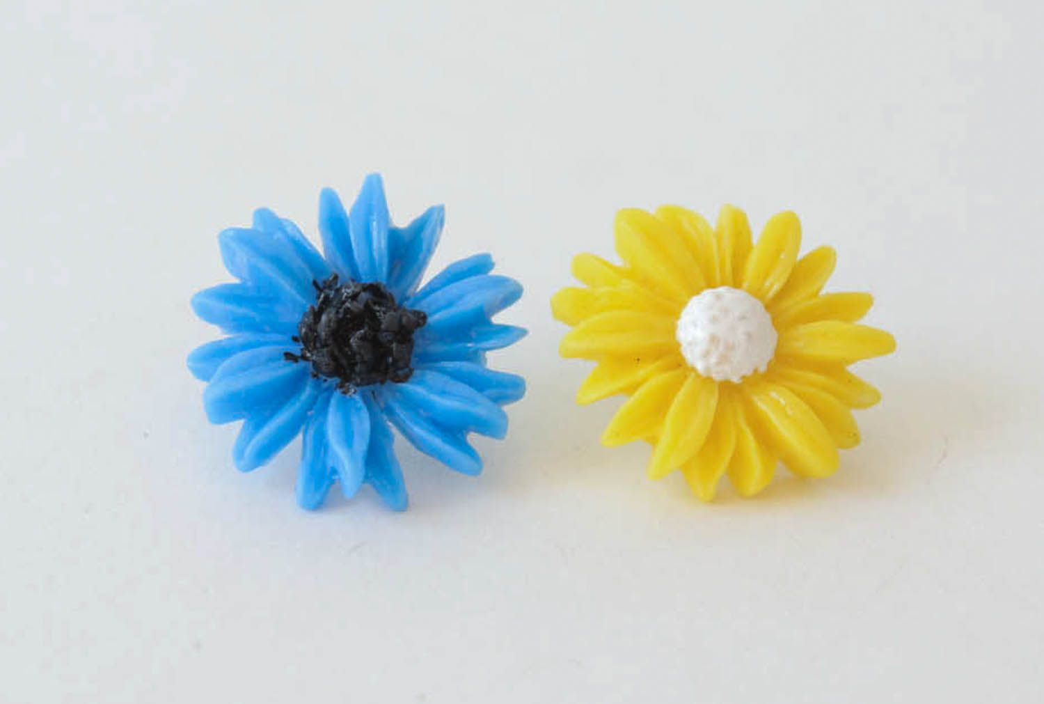 Brincos em forma de flores de argila de polímero feitos à mão  foto 2