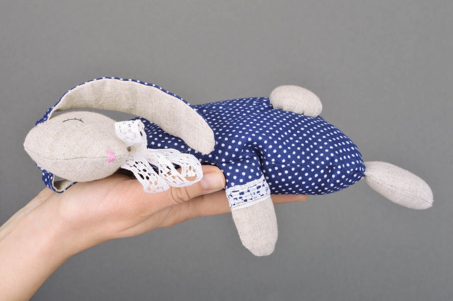 Синяя игрушка грелка с вишневыми косточками в виде зайчика ручной работы для ребенка фото 3