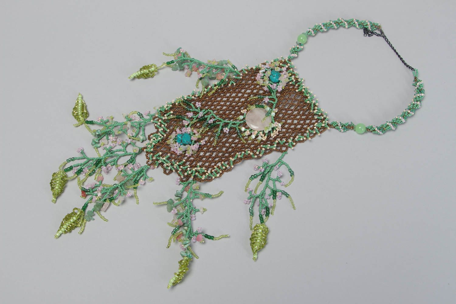 Ожерелье из бисера и натуральных камней плетеное ручной работы красивое фото 2