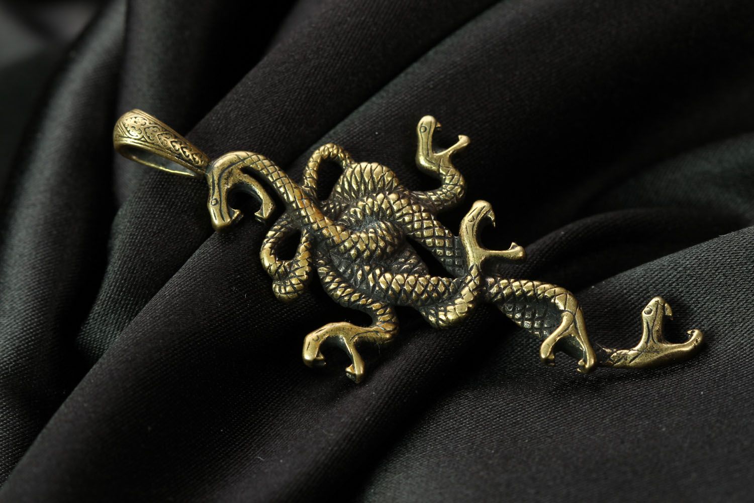 Pendentif en métal fait main Croix avec serpents photo 1