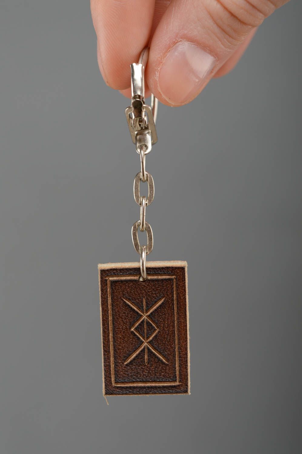 Porte-clé marron de vrai cuir avec runes fait main accessoire pendentif photo 3
