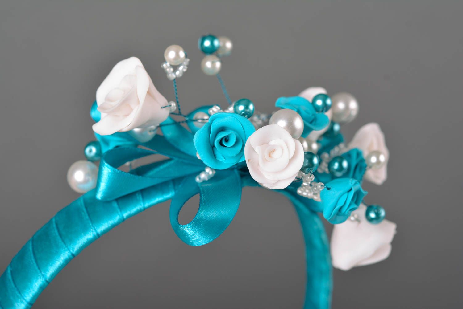 Яркий ободок с цветами из полимерной глины ручной работы красивый голубой  фото 4