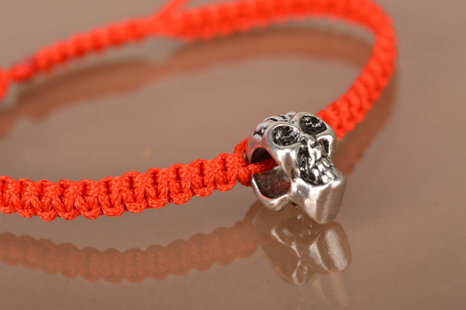 Красный плетеный браслет из вощеного шнурка с черепом ручной работы стильный фото 3