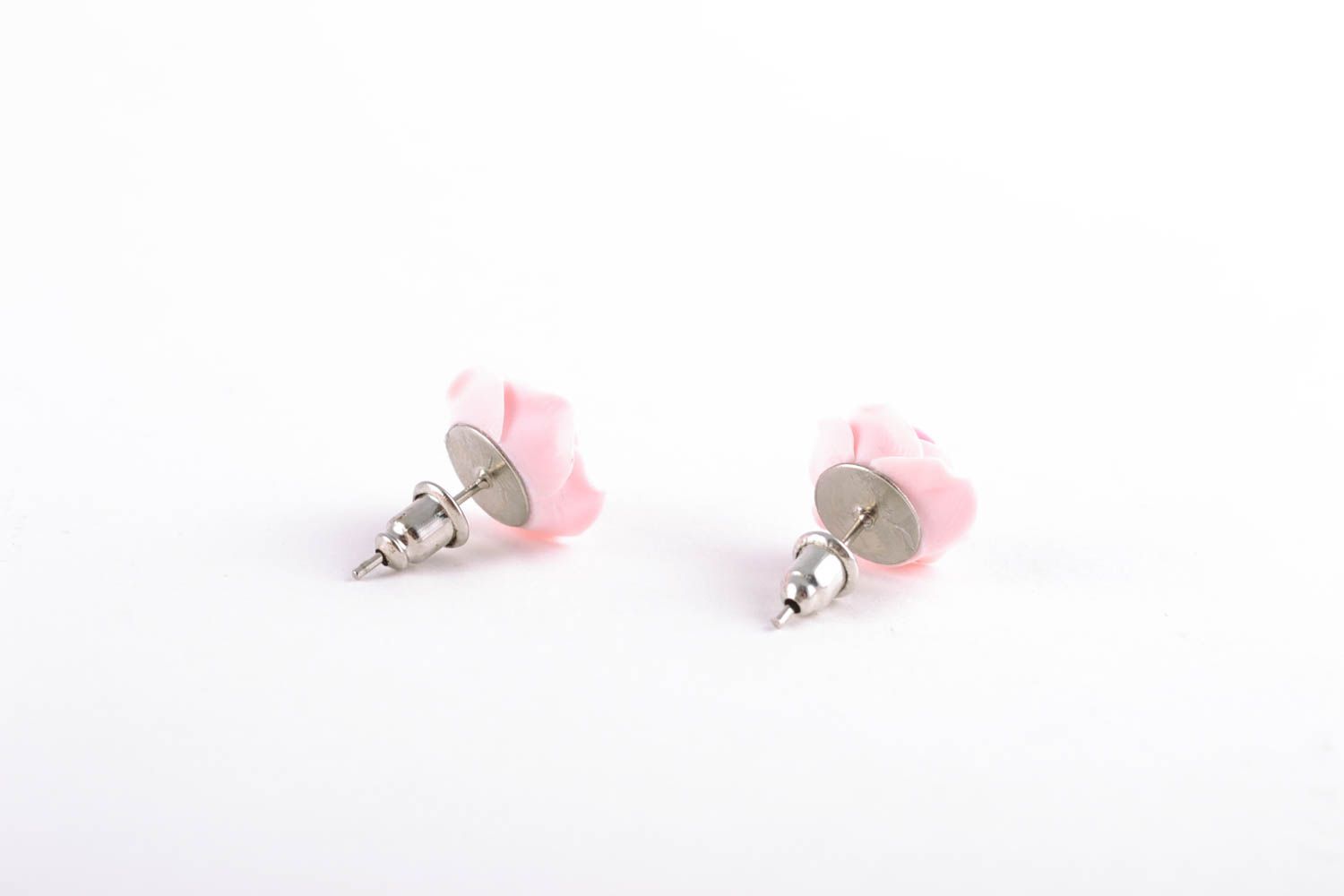 Boucles d'oreilles puces en pâte polymère petites fleurs de rose faites main photo 4