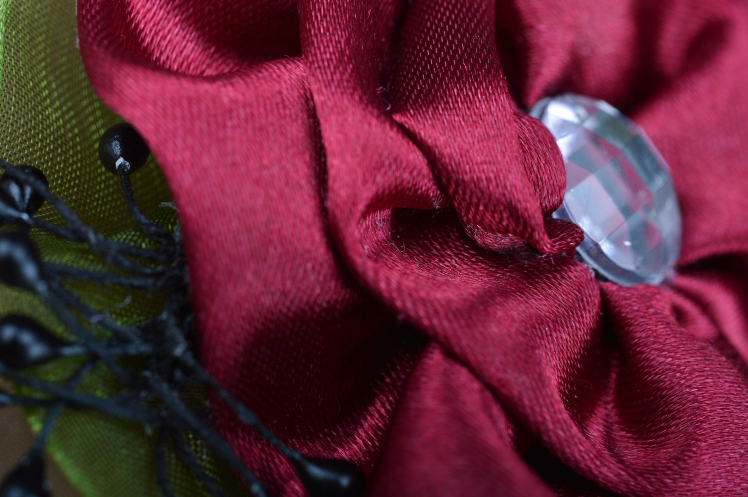 Брошь в виде розы из атласной ткани со стразом бордовая маленькая ручной работы фото 4