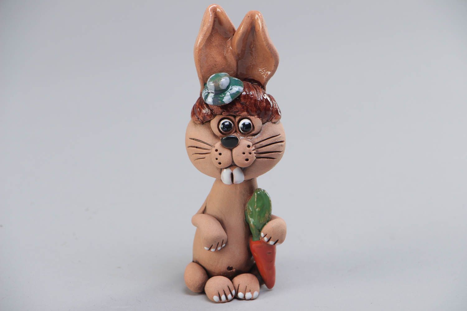 Künstlerische bemalte Deko Figur aus Ton in Form vom Hasen handmade   foto 2