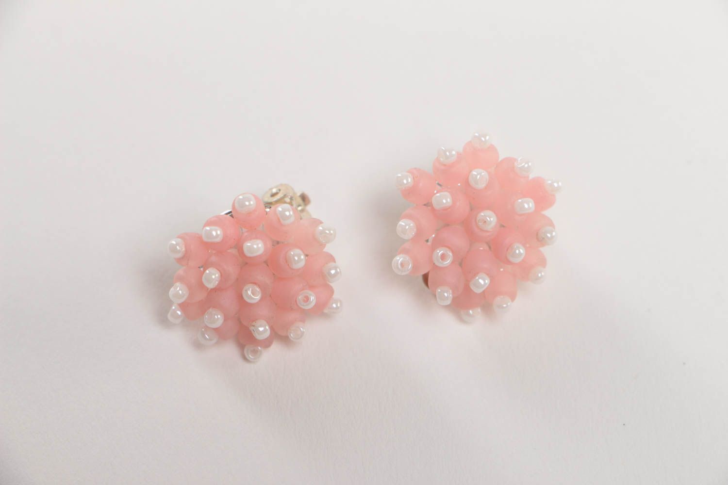 Boucles d'oreilles fait main Bijou original clips roses perles Accessoire femme photo 2