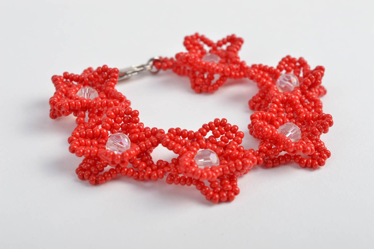 Красный браслет с бисером и бусинами плетеный аксессуар ручной работы с цветами фото 3