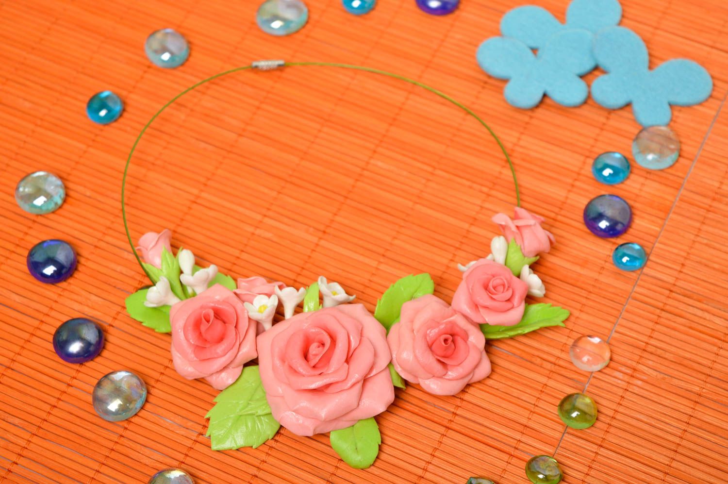 Collar de arcilla polimérica bisutería hecha a mano collar con flores de rosas foto 1