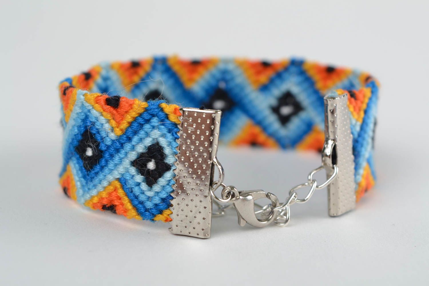 Bracelet en fils moulinés multicolore large à motif géométrique fait main femme photo 4