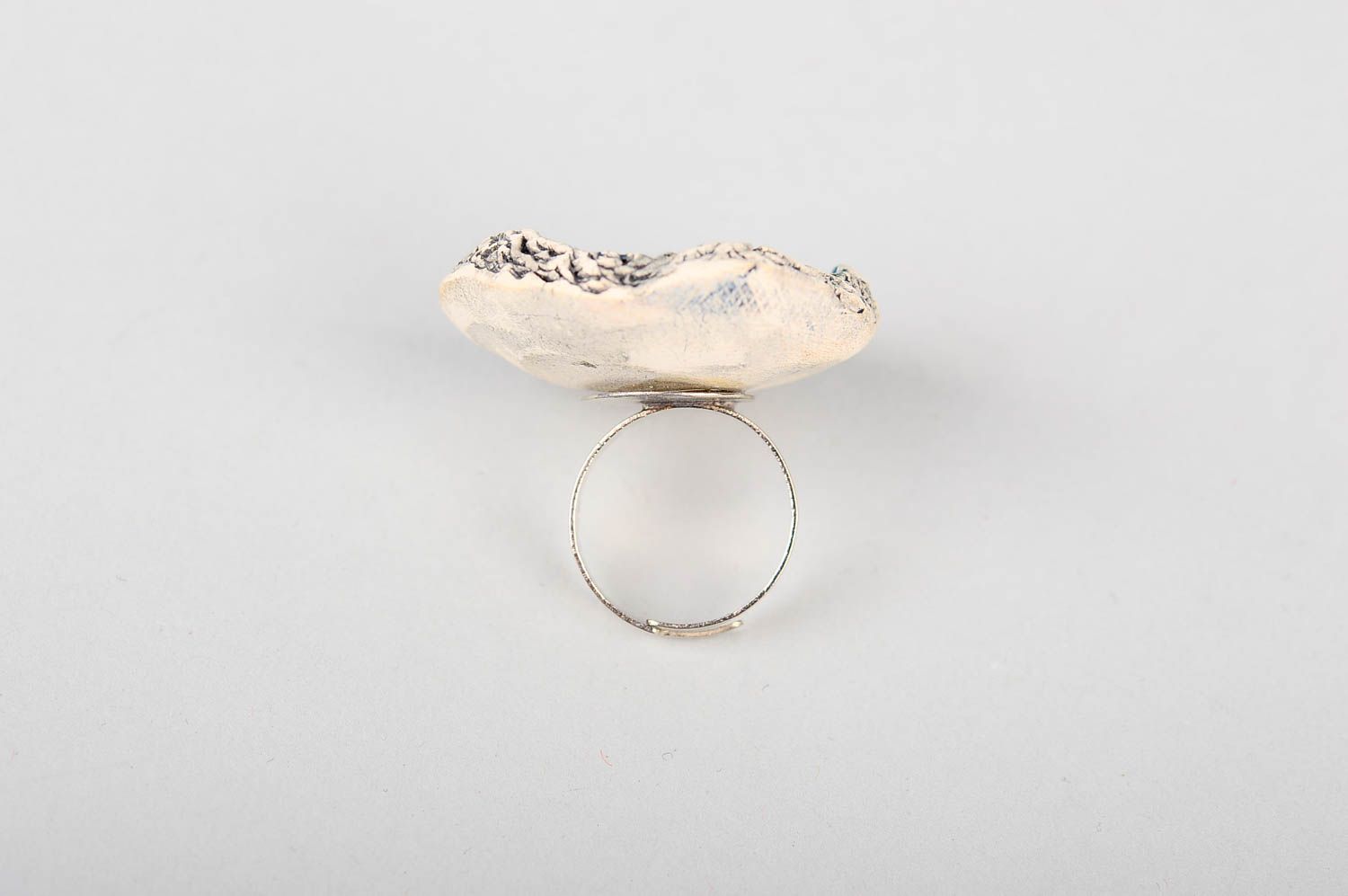 Кольцо ручной работы оригинальный подарок модное кольцо из белой глины фото 4
