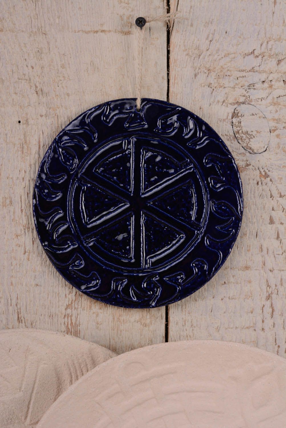 Prato -talismã redondo de argila feito à mão para decoração do interior em estilo étnico  foto 3