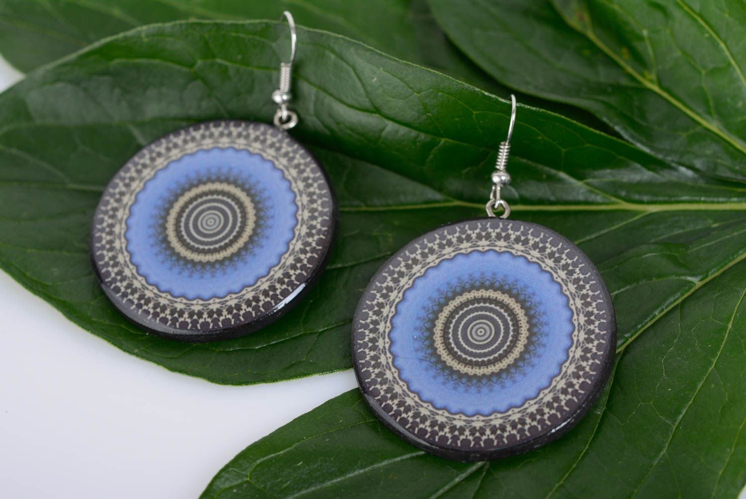 Künstlerische runde Ohrringe aus Polymer Ton in Blau mit Ornament Decoupage foto 3