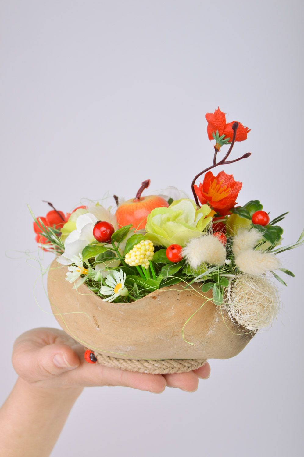 Композиция из искусственных цветов и ягодок ручной работы для настольного декора фото 3